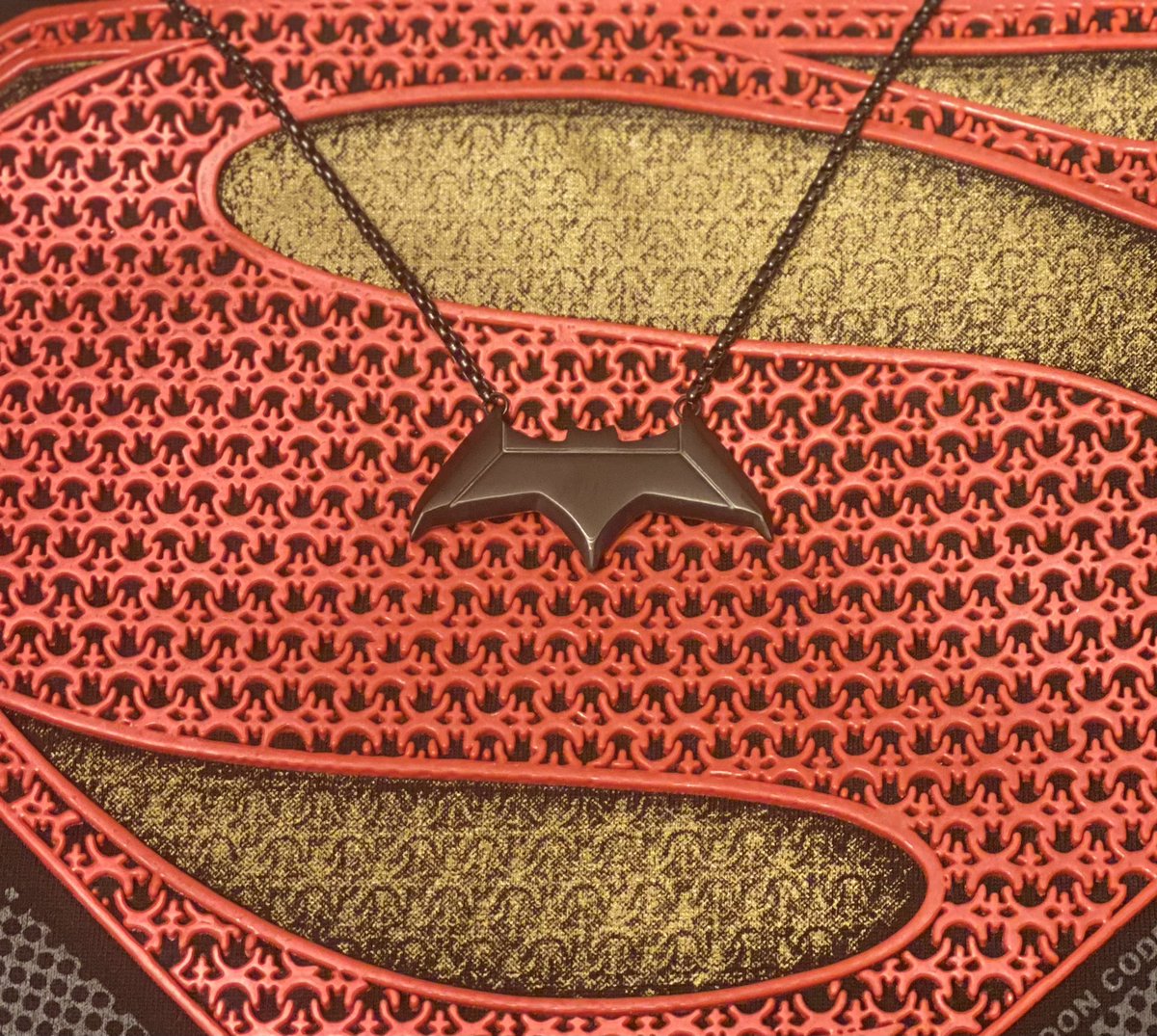 Caped_Justice's tweet photo. #Affleck was the bomb in Phantoms...annnd as #Batman. Hey look a #necklace! https://t.co/QVelbTCO8x