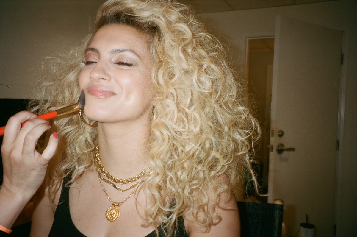 torikelly's tweet photo. performing on @americanidol tonight w/ @madisonwatkins &amp; @colinjamieson_ !! 🤍 tune in at 8|7c https://t.co/NaVrJq5W2t