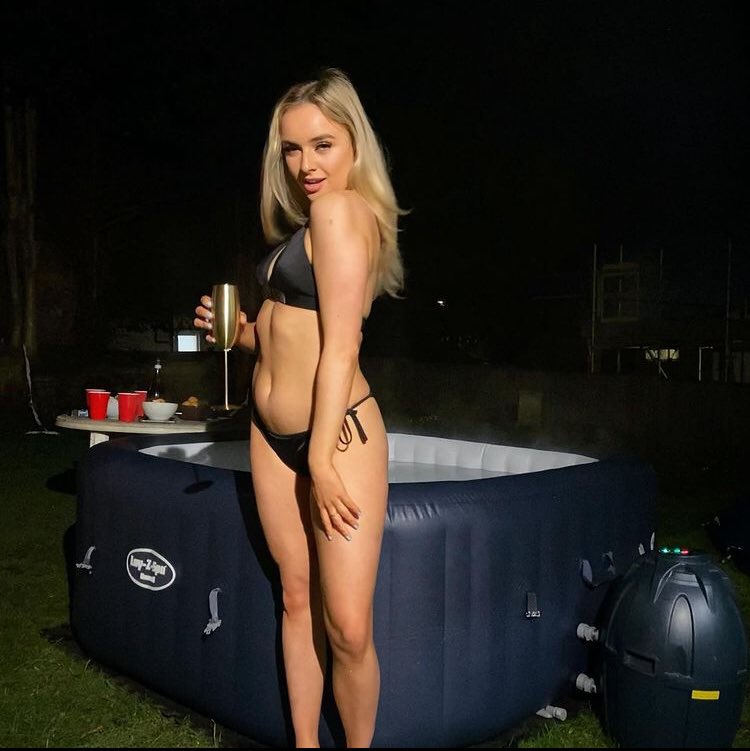xxbartonolivia's tweet photo. My friend @rowsalex tonight.
She’s being forced to serve old men that she blackmailed after my owner @AfricanBest8 and @Maisie99colt exposed her. https://t.co/P6qBx59Ot5