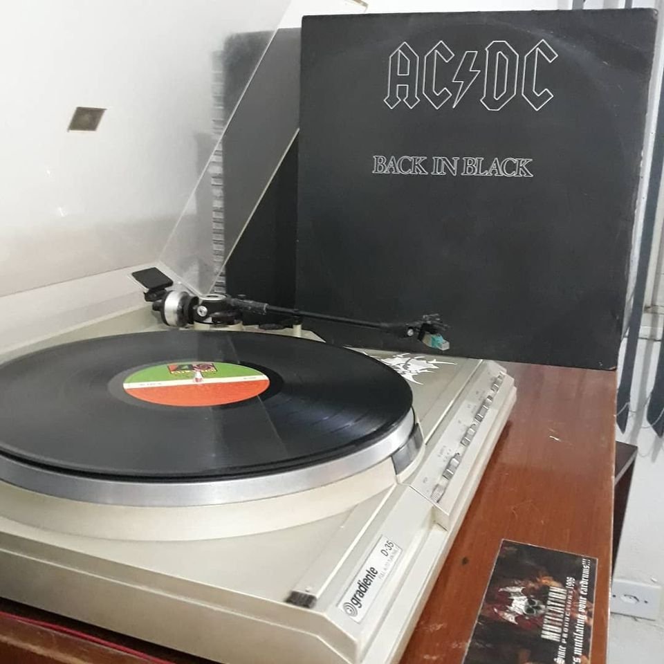RogerioRocker's tweet photo. Há 1 ano
AC/DC - Back In Black #vinil #atlantic #emiodeon #weadiscos #stereo #serieluxo #vinyl #vinylpost #vinylcollection #vinylcollector #discoécultura #lps #longplays #discocollection #turnetable #tocadiscos #gradiente #d35 #gs11 https://t.co/3LocAs5wwN