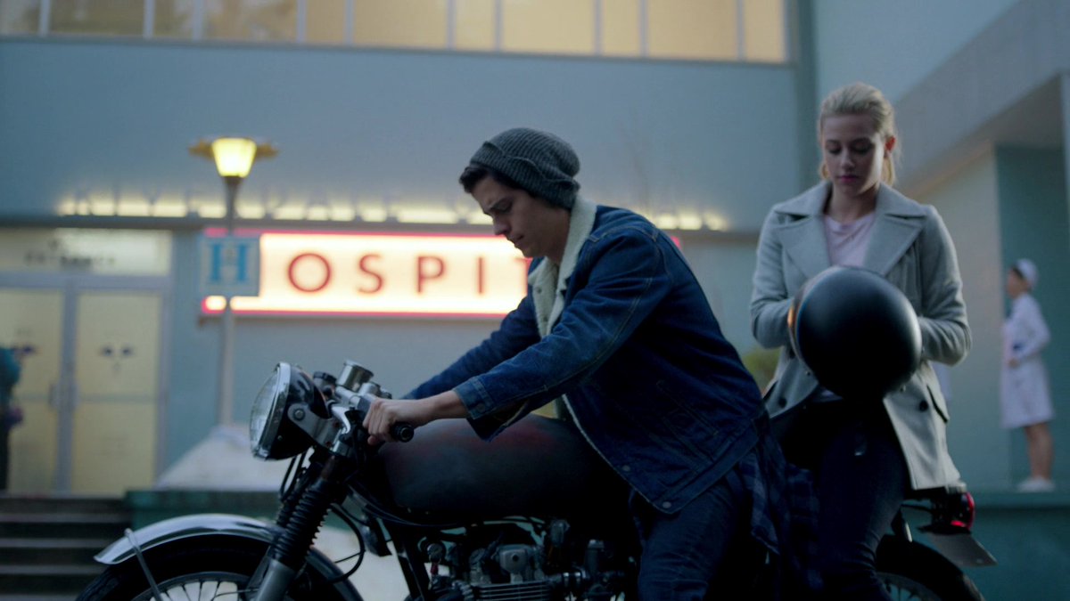 BugheadUpdates's tweet image. bughead 2x01                        bughead 5x09 #riverdale