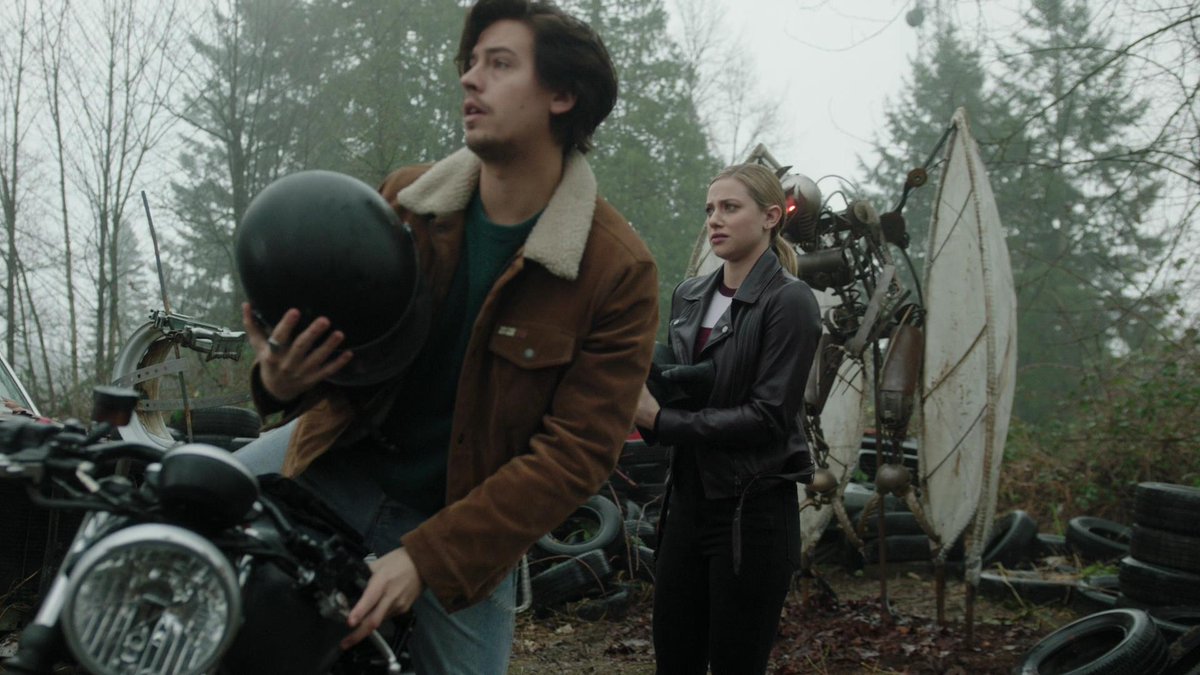 BugheadUpdates's tweet image. bughead 2x01                        bughead 5x09 #riverdale