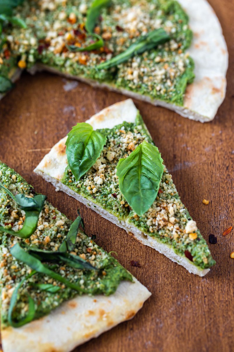 NEW! VEGAN SPINACH PESTO FLATBREAD PIZZA! thevegan8.com/vegan-pesto-pi…