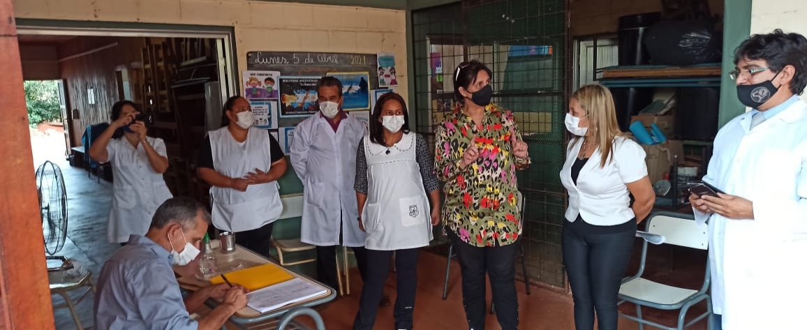 IGUAZÚ. En la última etapa del recorrido, el presidente del CGE <a href="/jalbertogalarza/">Juan Alberto Galarza</a> y la Directora de Nivel Primario entregaron la resolución de creación de un cargo de maestro de grado para atender la demanda del Aula Satélite 1 de la Escuela N° 401 del Barrio Piedras Preciosas.