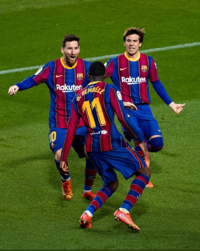 CWriterz's tweet photo. If you want to know how to be happy in life, study @RiquiPuig, if you wanna become a legend in life study #Messi768. And about our run I'll continue with the win. The @RiquiPuig @Dembouz and #Messi768 picture says it all about @JoanLaportaFCB new evolutionary era. Mes Que Un Club https://t.co/NccMMLAKfP