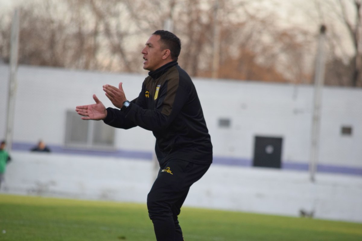 ferfuentesok's tweet photo. #AlmiranteBrown 

⬆️ Hola Fabián Nardozza 
⬇️ Chau Jorge Benítez 

El ex DT de Defensores de Belgrano asumirá este martes. https://t.co/lHCc5W8att