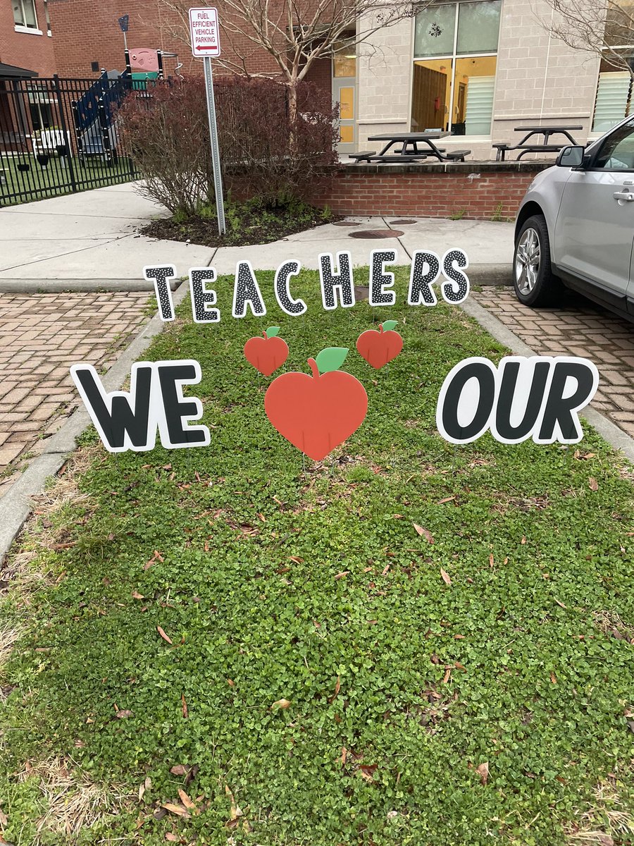 KatColeReads's tweet photo. This is a gratitude tweet for our wonderful @NorthsideES community. Thank you #NorthsidePTA for always supporting our teachers and staff. Every time I pull into park I smile. @CSharplessNES @APJonesNES https://t.co/qGTxXJ2J5J