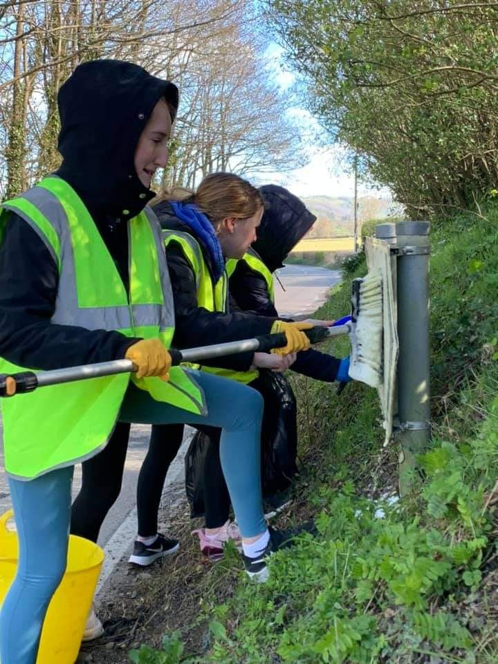 CFfIFelinfach's tweet photo. Diwrnod bisi yn glanhau arwyddion ffordd y fro a chasglu sbwriel! Dros 30 o aelodau @CFfIFelinfach wedi gwirfoddoli i rhoi help llaw #CeredigionYFC #rhoddamser #cymuned #dyffrynaeron #cfficymru #caruceredigion #cefngwlad #parch https://t.co/H1WEyJeucQ