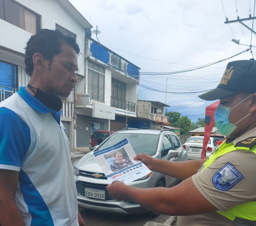 PoliciaEcuador's tweet photo. NUESTRO APOYO 👮‍♂️💪🏻

En Atacames #Esmeraldas, realizamos la difusión fotográfica de personas desaparecidas. 

#ServirYProteger 
#LaPolicíaContigo https://t.co/Hm2GQOFcF5