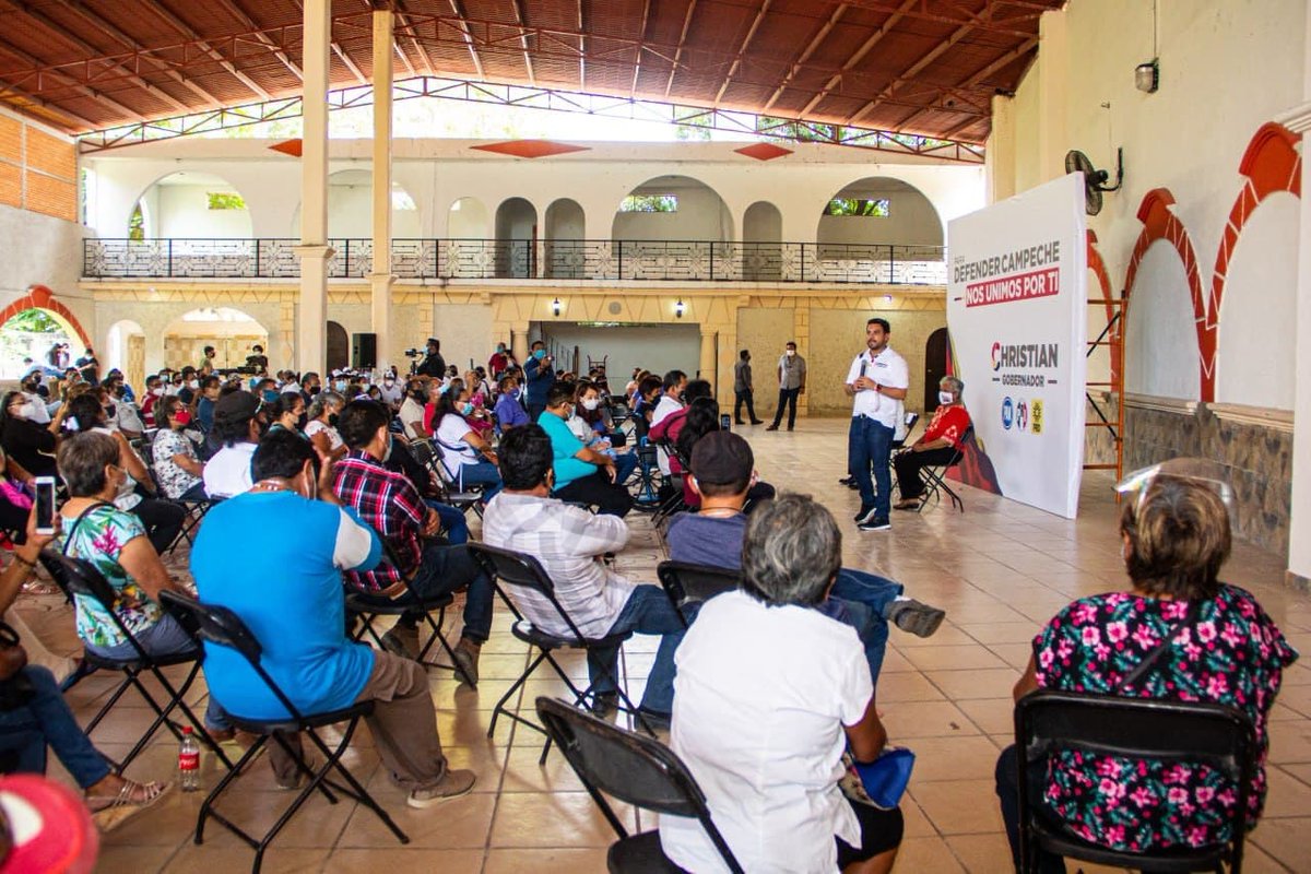 ChrisCastroB's tweet photo. Cuando sea gobernador, defenderé las fuentes de empleo que aseguran el pan en la mesa de muchas familias campechanas. 

Hoy me reuní con comerciantes y así se los hice saber, porque merecen certeza y no vivir con temor de que les quiten lo suyo. https://t.co/ELRb7WKZal