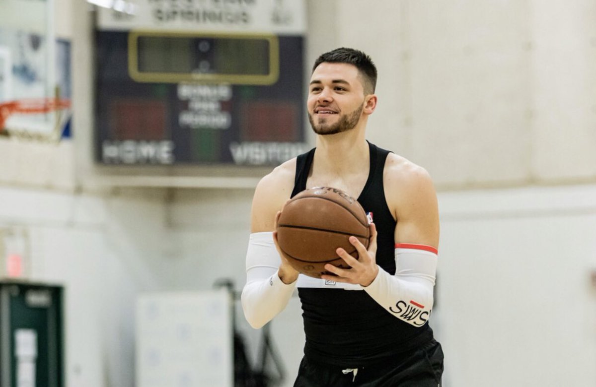 SWSH_Official's tweet photo. March Madness Hero Throwback!👀
If you want to hit big shots when it matters most, be like Matt Mooney‼️🥶 🏀
Practice with your SWSH sleeve and shoot with confidence!💯💪🎯
https://t.co/FquLv6S72u
#SWSHofficial #ScoreMore https://t.co/r3NIizXHds