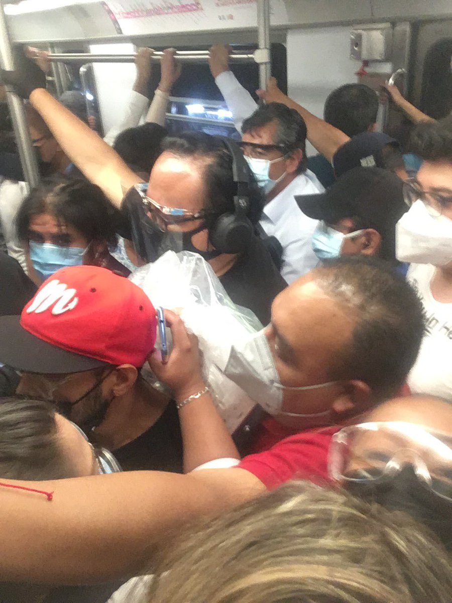 dzoara_22's tweet photo. #metro #SuSanaDistancia #calor #COVID19  jajaja tomemos distancia Jijij por que aun no clausuran el metro jajajaja https://t.co/P8Ea4GbPMn