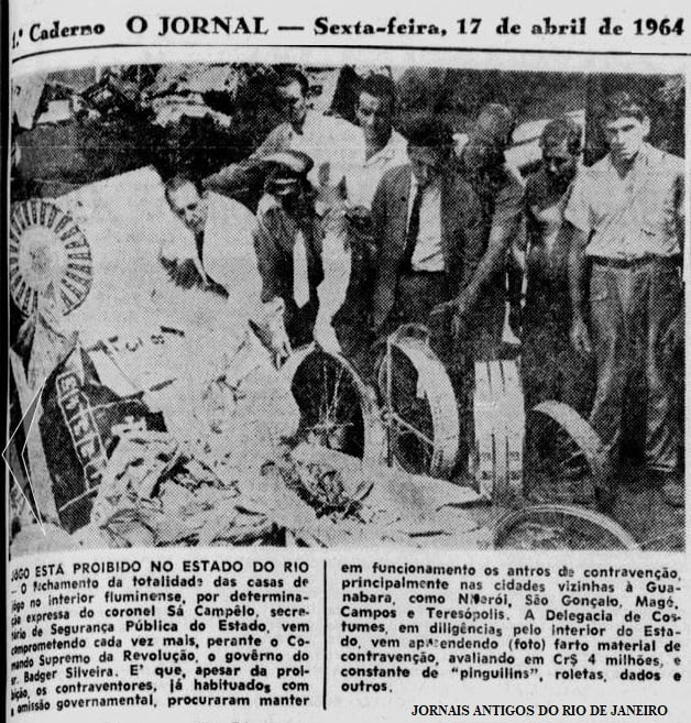 RioSuburbio's tweet photo. Com o jogo proibido, a Delegacia de Costumes derrubava a banca (literalmente) dos jogos e da contravenção. O Jornal, 17 de abril de 1964.
Curta #Riosuburbio
#Rioantigo #jogo #gamble #ditadura #orioantigo #oldrio #games #contravenção https://t.co/t01tYPGOMU