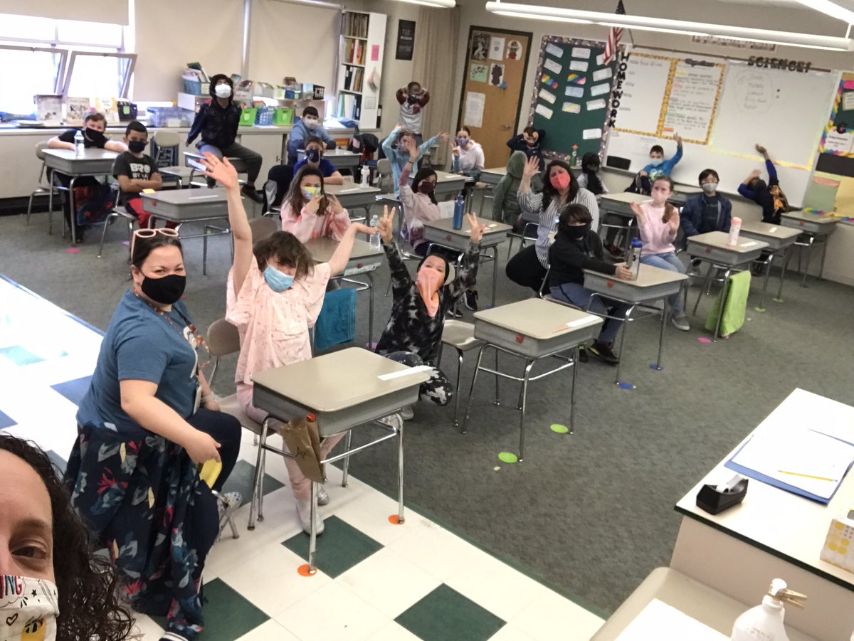 ErinG722's tweet photo. Fourth grade selfie!! The Goulding/Burt class is altogether and their teachers couldn’t be happier! ❤️❤️ #TeamFloral #ShrewsburyLearns https://t.co/BY6vsIac0l