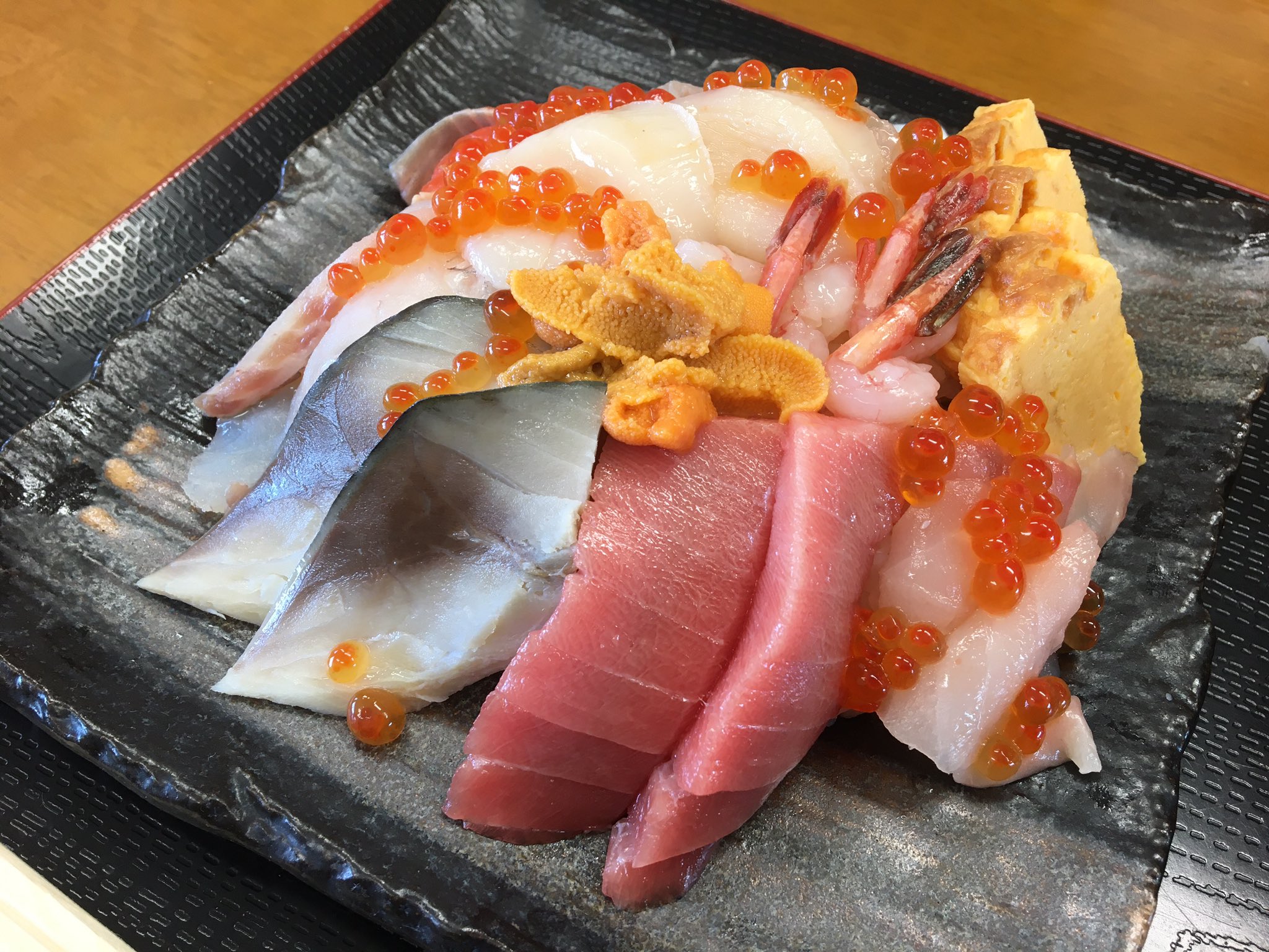 おかず 渡辺商店 室蘭市地方卸売市場の前です 魚屋本気の海鮮丼1 500円頂きました ウニ いくら 中トロ ほたて 甘エビの他数種類の刺身がのった海鮮丼でした 白身の魚は 地元の魚という事で 魚の名前を大将が教えてくれました 忘れました