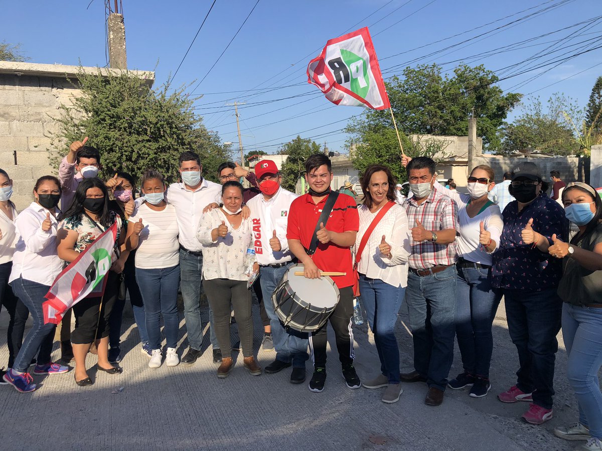 edgarmelhem's tweet photo. Acompañando a nuestro candidato a diputado federal @ingenriquecard en la colonia Azteca en #CdVictoria , saludando a los vecinos casa por casa y escuchando sus inquietudes. 
#RecuperemosVictoria 
#VamosJuntos 
#VotaPRI @PRITampsOficial https://t.co/vvNQzRDjhH