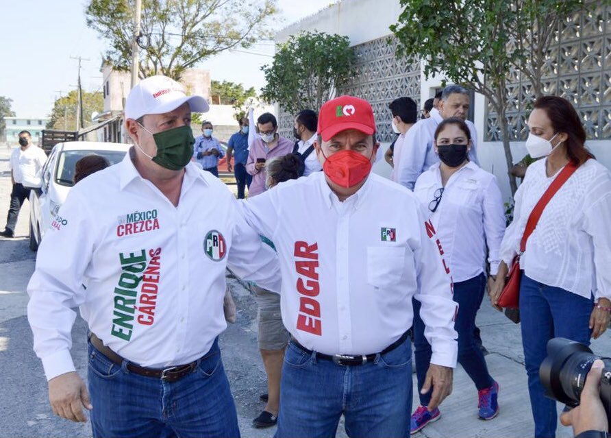 edgarmelhem's tweet photo. Acompañando a nuestro candidato a diputado federal @ingenriquecard en la colonia Azteca en #CdVictoria , saludando a los vecinos casa por casa y escuchando sus inquietudes. 
#RecuperemosVictoria 
#VamosJuntos 
#VotaPRI @PRITampsOficial https://t.co/vvNQzRDjhH