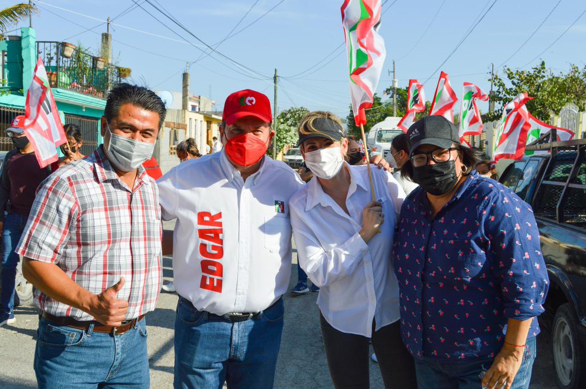edgarmelhem's tweet photo. Acompañando a nuestro candidato a diputado federal @ingenriquecard en la colonia Azteca en #CdVictoria , saludando a los vecinos casa por casa y escuchando sus inquietudes. 
#RecuperemosVictoria 
#VamosJuntos 
#VotaPRI @PRITampsOficial https://t.co/vvNQzRDjhH