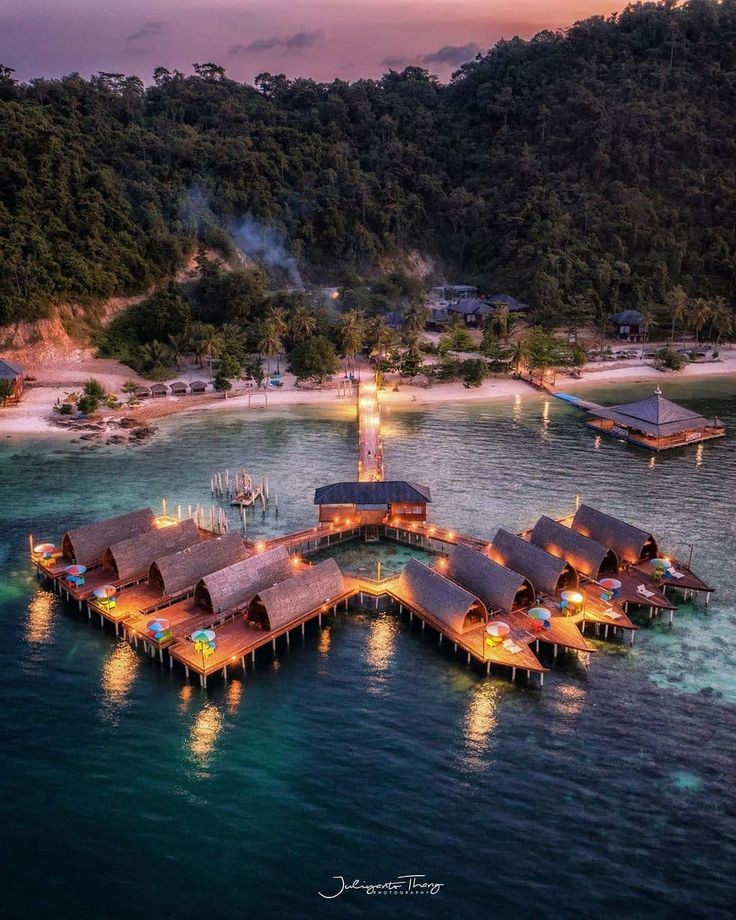 RenataDiyanra's tweet photo. PULAU TEGAL MAS, HARTA KARUN WISATA LAMPUNG

Menikmati resort atau cottage berbentuk rumah panggung, tak perlu jauh ke Raja Ampat atau Derawan, apalagi Maladewa.
Bagi kamu yang tinggal di Jawa Barat atau Lampung, di Kabupaten Pesawaran terdapat Pulau Tegal Mas🌹

#PuspitaNagari https://t.co/Jii8G5Qpci