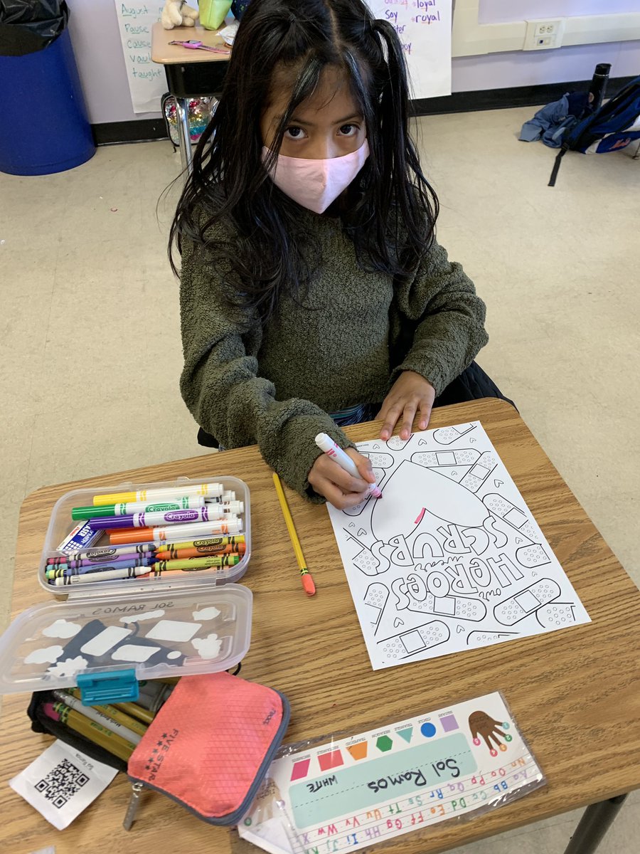 dmcdowell68's tweet photo. #HBStrong @HamptonBaysES @hbschools Today’s Art Lesson, How to say “Thank You”! Students in the Elementary School are getting ready to send a special “Thank You” to the Healthcare Heroes that will be at the Middle Schools Vaccination Center tomorrow. https://t.co/t8FJeFvogy