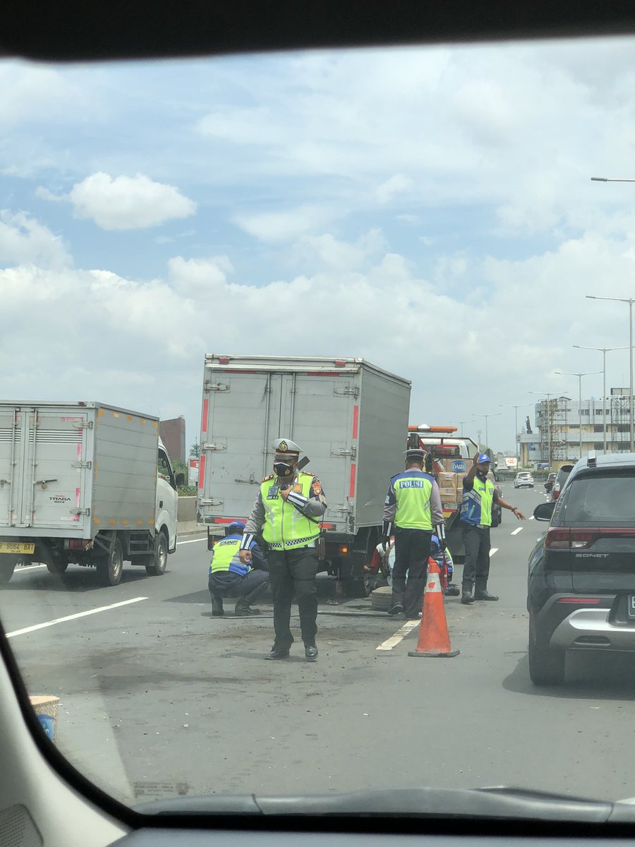 ricfernando's tweet photo. Sumber kemacetan tol priok arah pluit 😌
@RadioElshinta @TMCPoldaMetro @SenkomCMNP https://t.co/ziKe5XIEwl