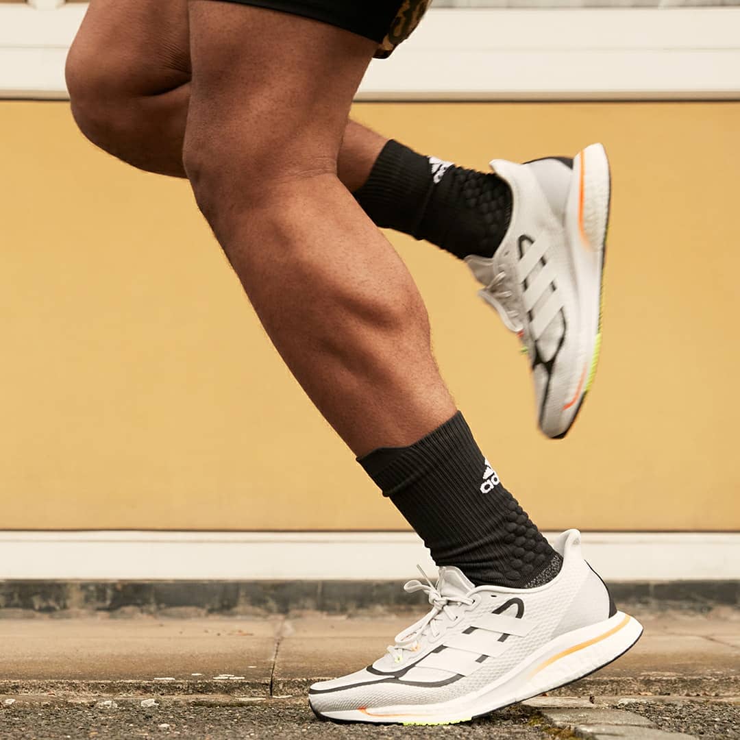 Las zapatillas de adidas que incluyen Boost y Bounce en su mediasuela.

Descubre aquí detalles de las adidas Supernova:
bit.ly/3wxmDQG