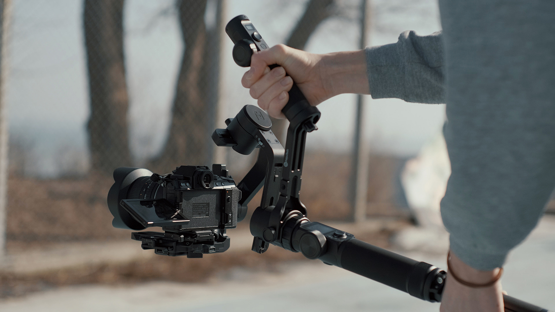 Using the hyperlink remote control as a versatile handle saves a lot of effort. Credit: @u4f_tol （IG)）    
                                                           
#feiyutech #feiyutechak4500 #timelapse #motioncontrol #gimbal #videography #cinematography #vlog