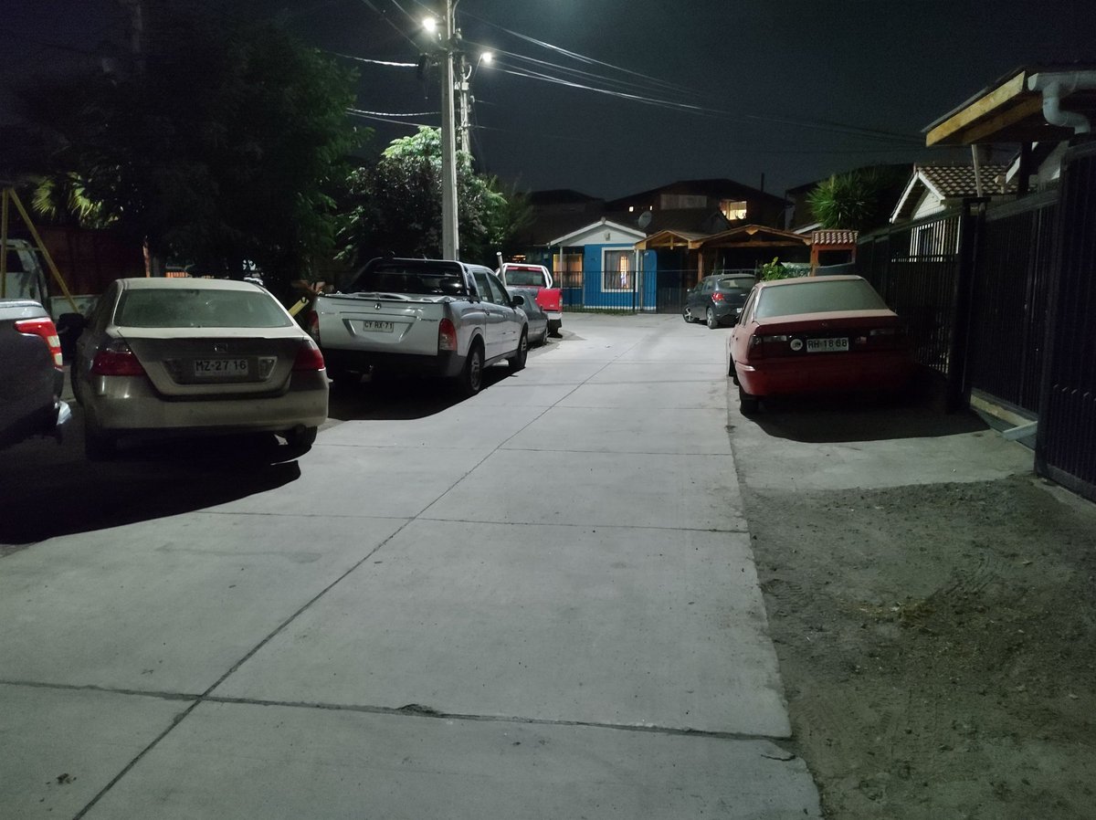 ruizcfran's tweet photo. @Carabdechile consulta, se encuentra mal estacionado el vehículo? Ya que se encuentra al frente de un portón de salida de vehículos, me deja imposibilitada de salir ante una emergencia. Se aviso al dueño pero no quiso correr su auto. Agradecería su ayuda https://t.co/XNgAY70peF