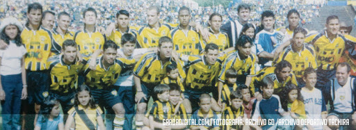 Futboolyalgomas's tweet photo. #CronistaAurinegro 1 dia como hoy hace 21 años (05/04/2000) el @DvoTachira le ganaba 3 x 0 a @EstudiantesMEFC en Pueblo Nuevo en un año de ensueño (se gano todo Apertura,Clasura y Cuadrangular) con el #CataRoque como Tecnico Goles de Didier Sanabria,Erlan Sanchez y Giovani Jose https://t.co/ybJtP8UYWc
