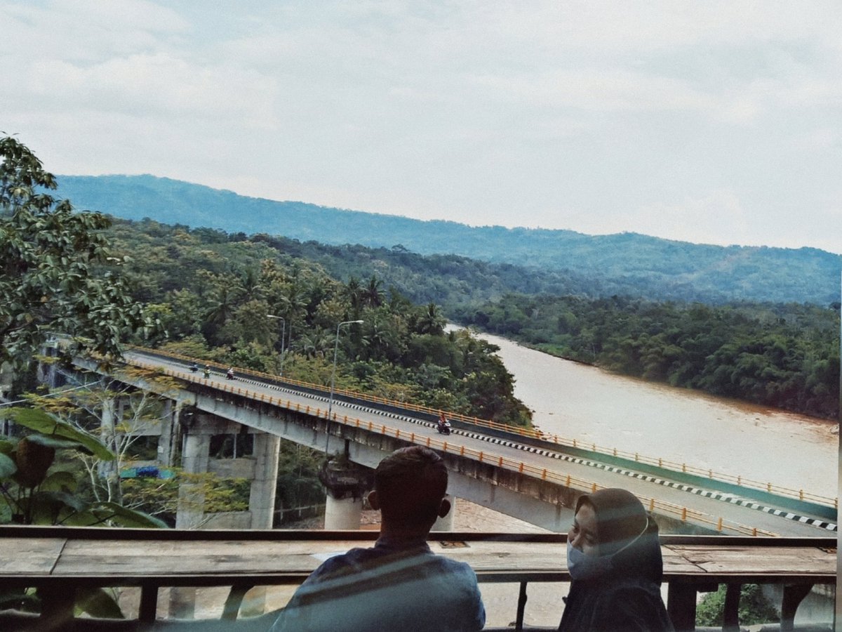 Estehcoklat1's tweet image. Restoe Bumi Kreo. Program NextDestinXction musisi asal Jogjakarta Erix Soekamti bersama Al dan Dul, menggali potensi wisata dan kuliner di kawasan sendang Kreo dengan view kali progo. 
.
.
.
#kulonprogobinangun #explorekulonprogo