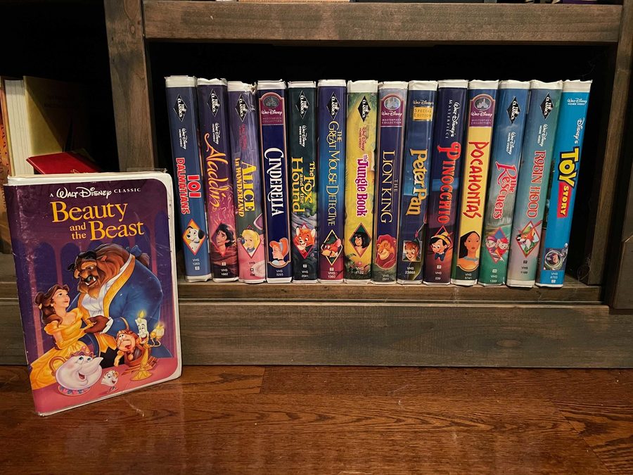 WDWNT's tweet photo. Mark Elliott, The Voice Behind 90’s Disney Trailers, Has Passed Away
https://t.co/1uouQGc0Xt https://t.co/1Csoj5eVZ8