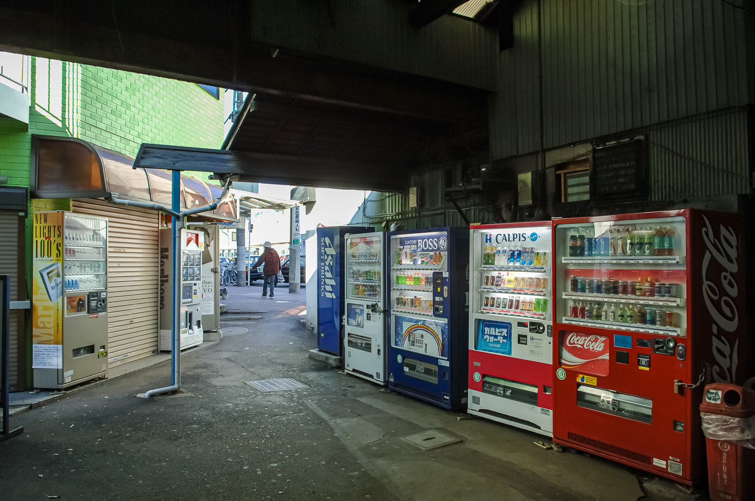 三日画師 小田急江ノ島線長後駅西口に残っていた長後ショッピングセンター跡 長後ゲームセンターという看板もあったが既に営業していなかった 駅の西側から駅へ向かう人が行き来するため人通りは意外に多く 薄暗い中に多数の自販機が設置されていた 06