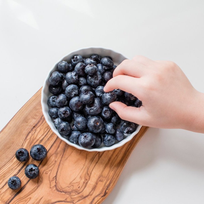 #DYK #blueberries are a source of four essential nutrients - fiber, vitamin C, vitamin K, and manganese - making them a good choice to help meet nutrient needs. Make sure you grab a cup today! #RDchat #RDeats