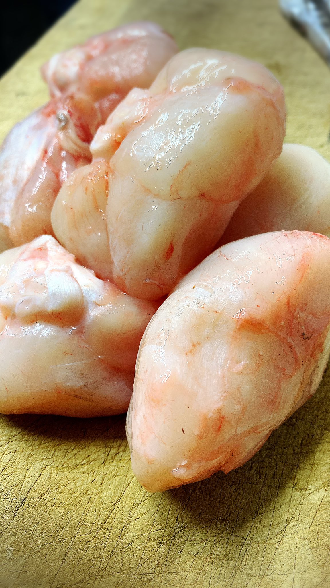 四季旬菜むら田 十三東 A Twitter 4月6日 火 本日のお魚さん入荷速報です メヒカリ アオメエソ 見た目はあれですが脂がのって美味しいお魚さん 焼いたり天ぷらで丸ごと カスベのほっぺ エイのほっぺた 唐揚げでふわふわのほくほく T Co Ykphfxxcnj