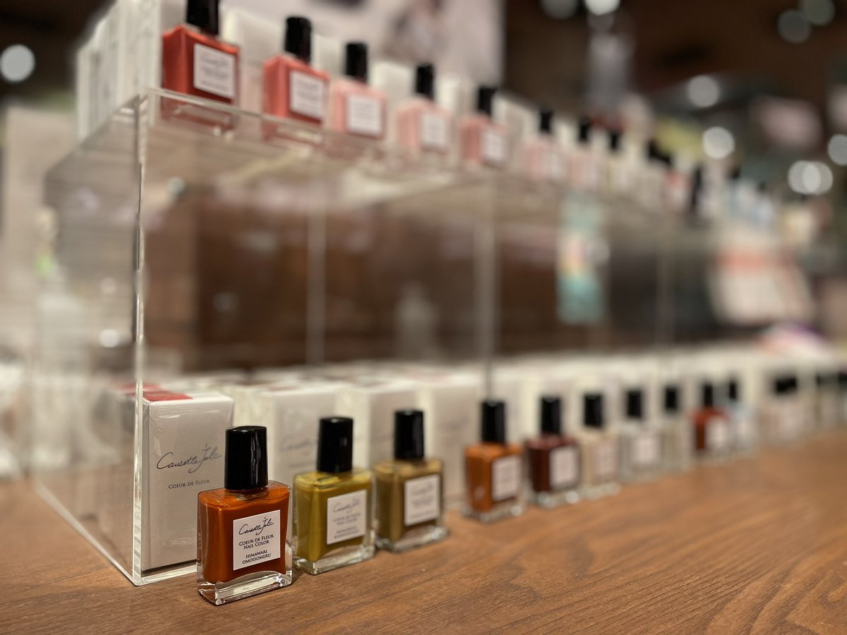 梅田 蔦屋書店 商品ご案内 梅田 蔦屋書店 文具フロアでは マニキュアブランド コゼットジョリ をお試しいただけます ももうるわし や さくらそそ など季節を感じるカラー名も素敵 指先に日本の四季をまといましょう Causette Joli コゼット