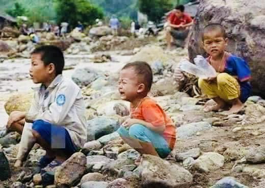 Karen children in Karen State, who were destroyed by the military's air strikes and fled in the jungle,Karen Myanmar. #WhatsHappeningInMyanmar #Apr6Coup. #UNHR https://t.co/ov9NUmIcb6