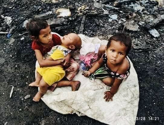 Karen children in Karen State, who were destroyed by the military's air strikes and fled in the jungle,Karen Myanmar. #WhatsHappeningInMyanmar #Apr6Coup. #UNHR https://t.co/ZwzVAw7OOT