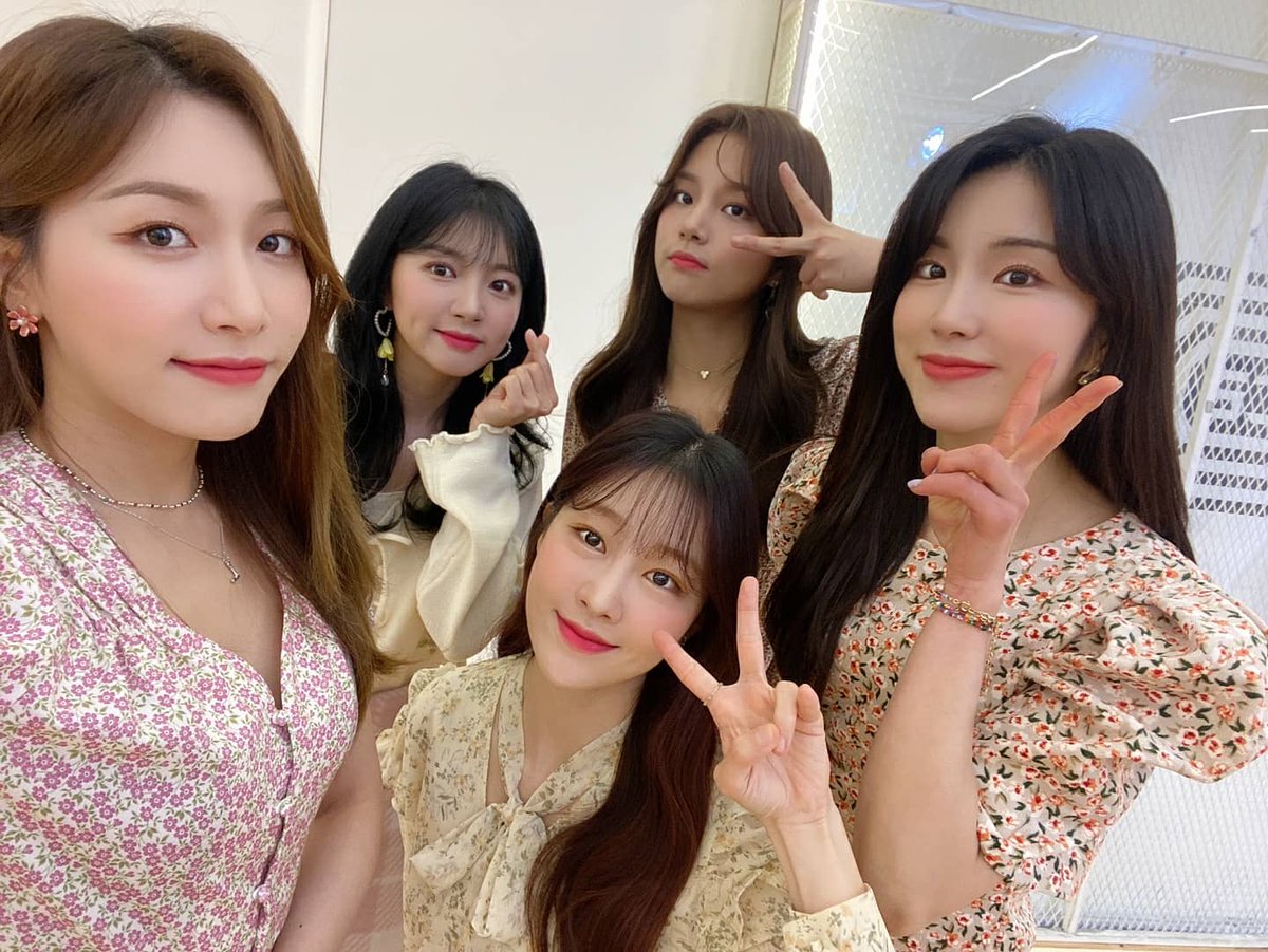 officialLABOUM's tweet photo. [#라붐] 상상에 상상을 더해서🌸🌸

📢 온택트 콘서트 함께하지 못한 라떼들도 함께하고 싶어 오후 5시 브이앱으로 만나려하니 이따 만나요👋 

#LABOUM 
#유정 #소연 #지엔 #해인 #솔빈 https://t.co/3fxf4ri7YL