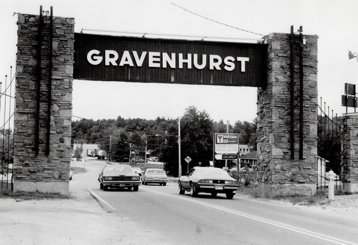 oldcanadaseries's tweet photo. Gravenhurst, Ontario in 1982.  credit: Toronto Star https://t.co/YbGsyM2gKL