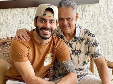 TeamKarolConka's tweet photo. @Leonardcorreia_ Veja o pai dele!!! https://t.co/KUdJ2gotc5