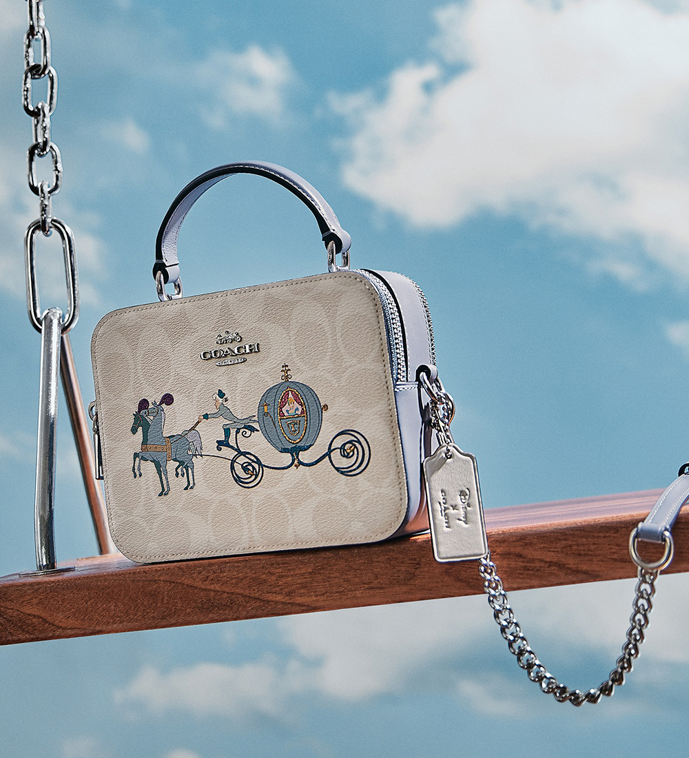 ディズニー公式 シンデレラ モチーフのバッグをはじめとする Coach X Disney Princessコレクション が登場 4月22日 木 まで全国のコーチ アウトレットストアにて販売中 イメージ右 ボックス クロスボディ は お取り扱いのないストアもございます