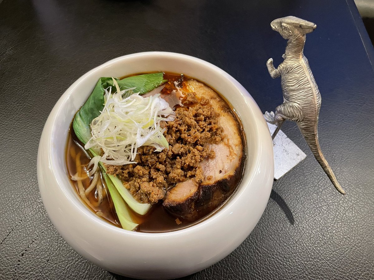 赤坂 人類みな麺類。
はじめて訪れてみました。
和風スープの坦々麺って不思議な感じですね。

#人類みな麺類Red #コロナに負けるな #1杯500円