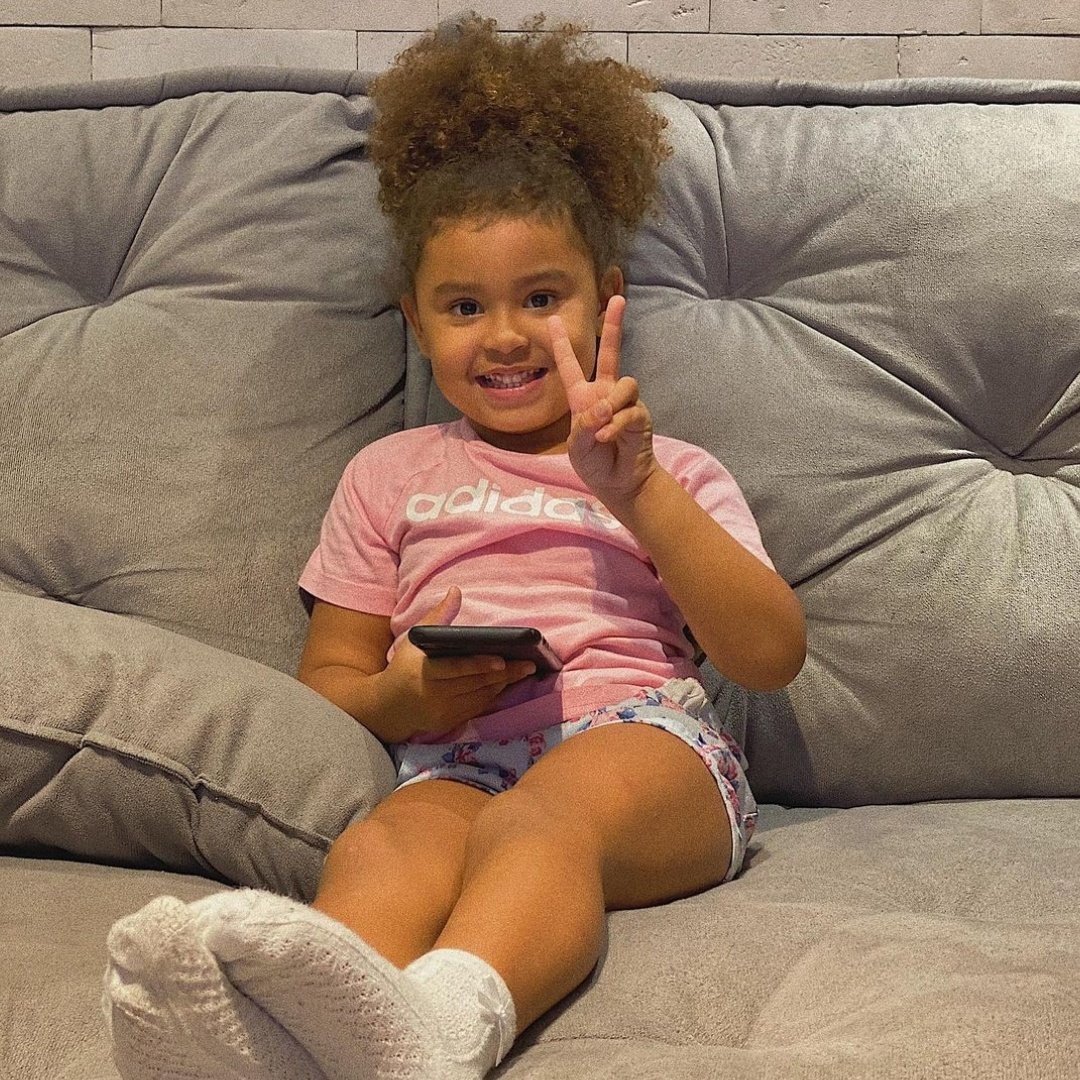 atrixiane's tweet image. a pocah falando que tem medo de alguém falar do cabelo da filha dela.. Toyah seu cabelo é lindo❤