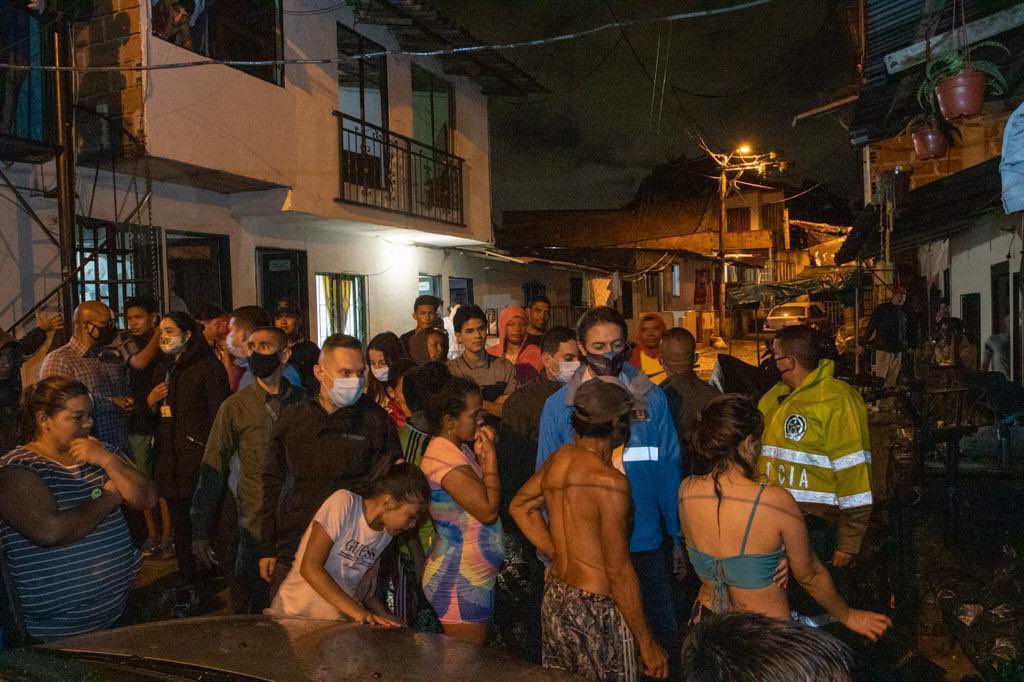 QuinteroCalle's tweet photo. Estamos en la Comuna 2, en el sector Sinaí, atendiendo los puntos afectados por las lluvias. https://t.co/lo2eVTa00s
