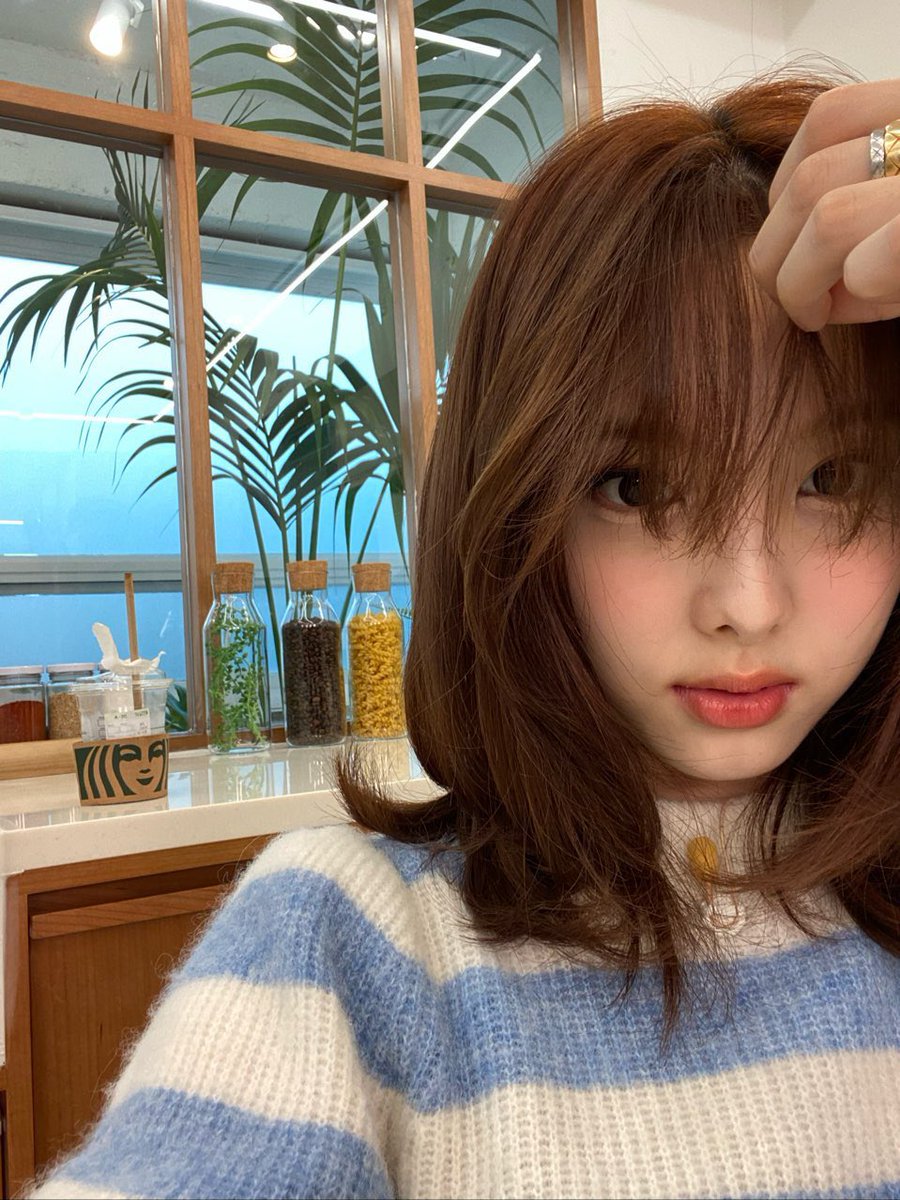 na6eon's tweet image. WORLD STOP EVERYBODY LOOK AT HER