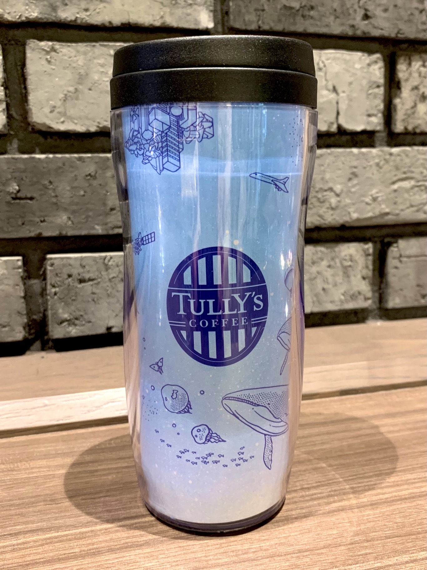 神奈川大学 公式 Tully S Coffee Ku白楽駅店 では 神奈川大学 タリーズコーヒーコラボタンブラー 350ml を販売中 価格 1 540円 税込 特典 全国タリーズコーヒー店舗で使用可能なドリンクチケット付き タンブラーを持参しドリンクをご