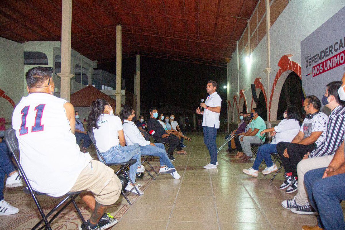 ChrisCastroB's tweet photo. ¡Cerramos la noche junto a jóvenes talentosos que traen la camiseta bien puesta #ParaDefenderCampeche!
Estoy de su lado, porque son incansables y desde su trinchera van a dar la batalla por nuestro estado. https://t.co/p4oGUwKjMr