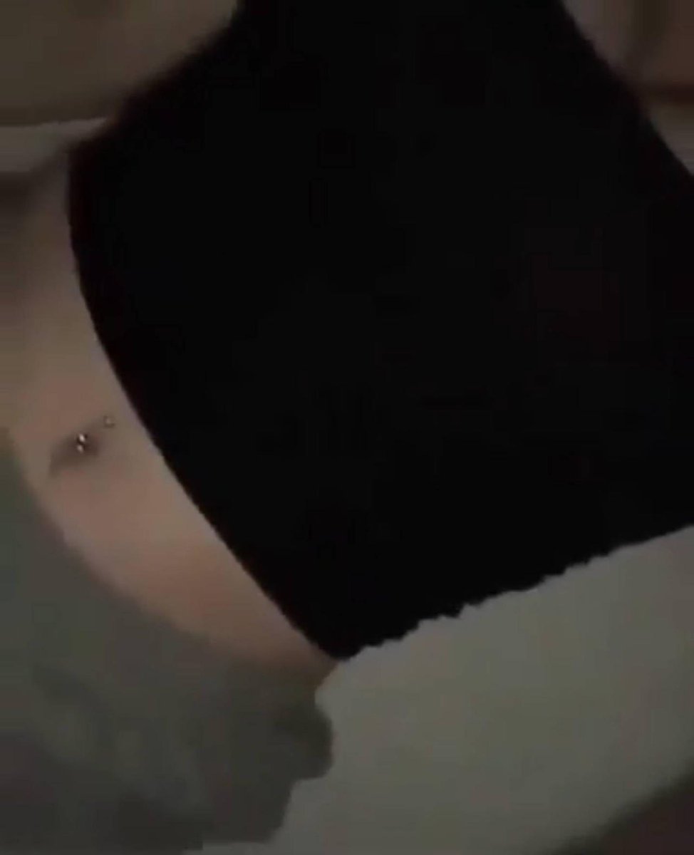 we haven’t seen her belly ring in so long wtf.