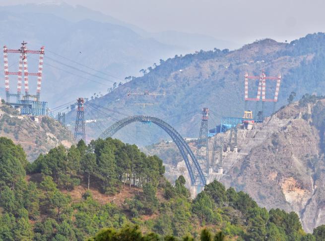 ADusgotra's tweet photo. A moment of pride for all India.. The arch of bridge connecting KASHMIR to KANYAKUMARI has been completed now. #railroad #railway #incredibleindia #jammuregion #jammukashmir #modernmarvel #engineering #engineeringmarvel #instatravel #instagram #explore #nationalgeographic https://t.co/XbfKaK4atI