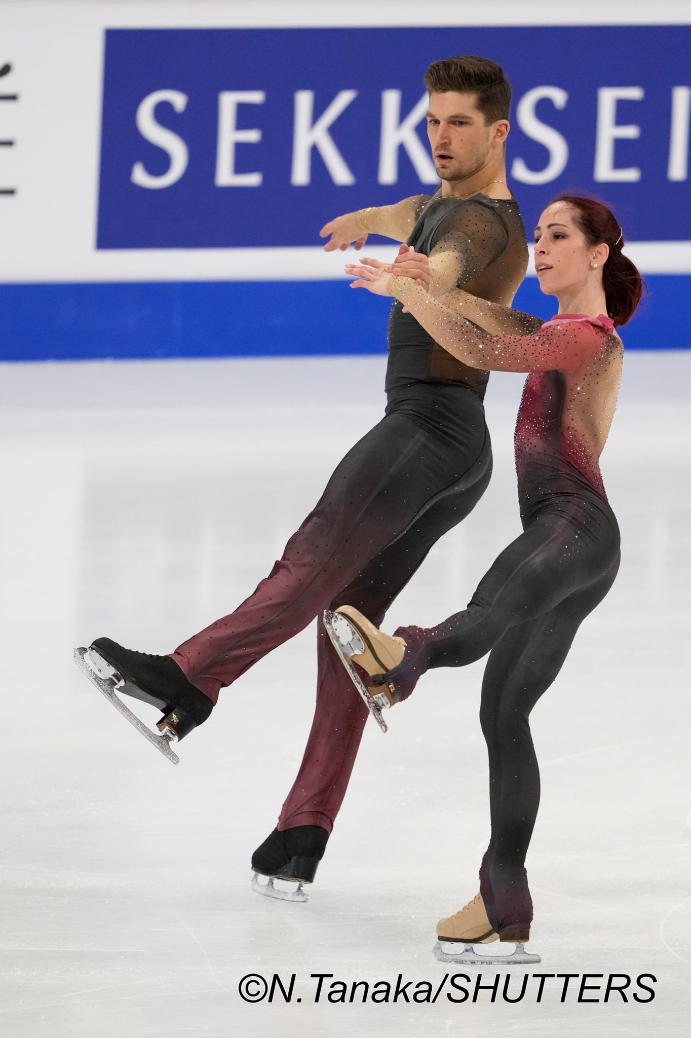 テレビ朝日 フィギュアスケート ニコル デラ モニカ マッテオ グアリゼ ２０１１年にペアを結成 男性のグアリゼは２００８年に ローラースケート の世界大会で優勝している 更にファッションモデルとしての顔も持つ 異色の経歴のスケーター